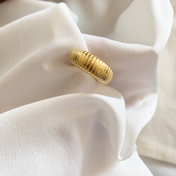 Gold ribbed vintage inspired ring - Picture 3 of 6